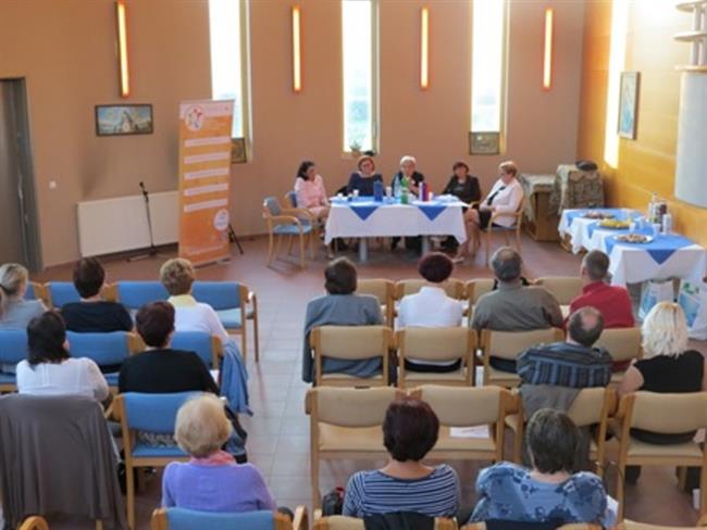 Pod naslovom: Celovit pristop k oskrbi in integraciji starejših v družbo, je potekal program.
