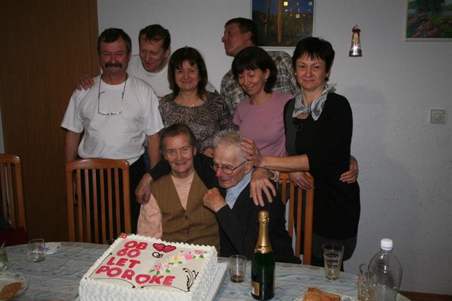 Z brati in sestrami na domačiji staršev. (foto: osebni arhiv)