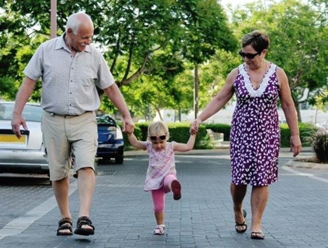 Dedek in babica z vnukinjo. (fotografija je simbolična, www.123rf.com)