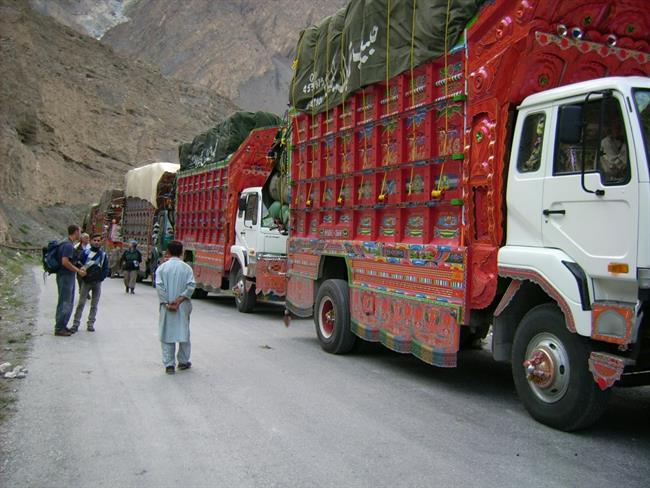 Lepo okrašeni tovornjaki so zanimivost na pakistanskih cestah. (foto: Olga Paušič)