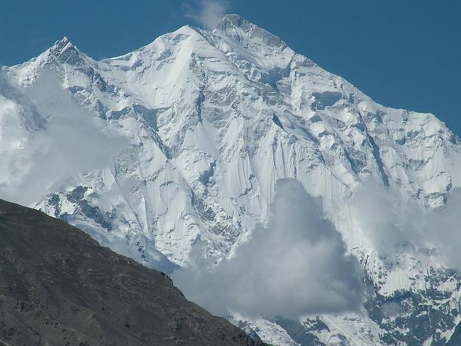 Sedemtisočak Rakapoši  (7788 m); ledeniki visokih gora so poglavitni vir vode v Hunzi.
