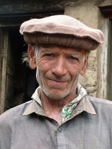Kalaš s tradicionalno kapo na glavi.
