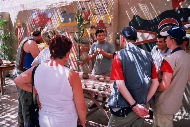 V turistični pisarni. Trudijo se privabiti čim več tujcev, saj pomeni turizem osnovno »pridobitniško« dejavnost v kraju.