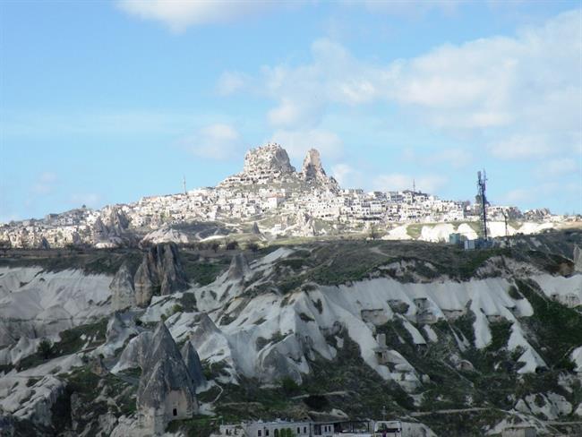 Uçisar – mesto v stožcih. (foto: A.P.)