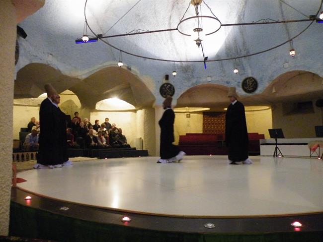 Prihod dervišev v črnih ogrinjalih. (foto: A.P.)