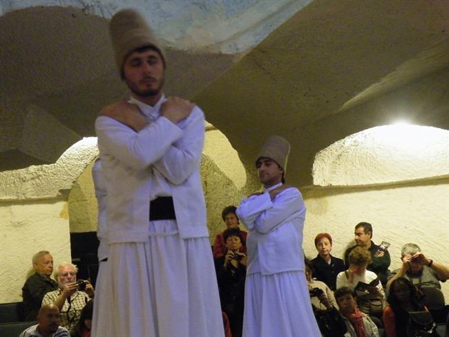 Derviši prekrižajo roke na prsih ( simbol štev. 1).