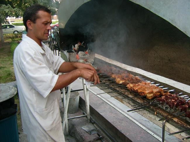 Šish kebap (ražnjiči iz ovčetine), dober in poceni obrok z ulice. (foto: O.P.)
