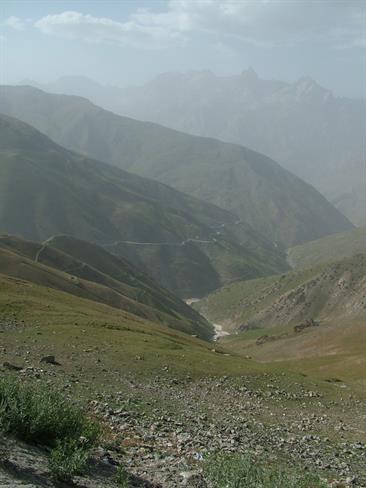 Pogled s prelaza Anzob 3372 m.n.v, na poti  Dušanbe. (foto: O.P.)
