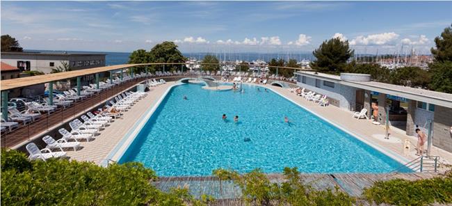 Pogled na zunanji bazen. (foto: Hotel Delfin)