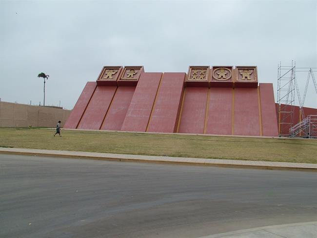 Sodobni Muzej kraljevskih grobnic iz Sipana  - v Lambayeque, oblikovan po podobi piramide.