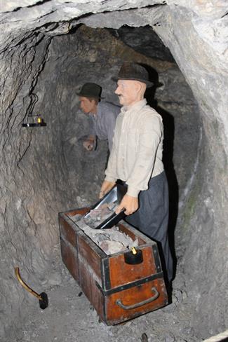 Rudo so nekoč polnili v vozičke. (foto: Stane Repovž)