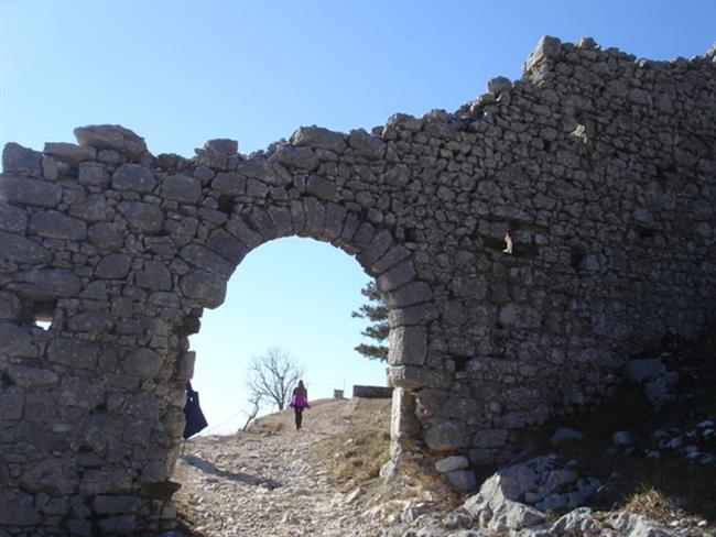 Ostanek obzidja cerkve (foto: Autentica)