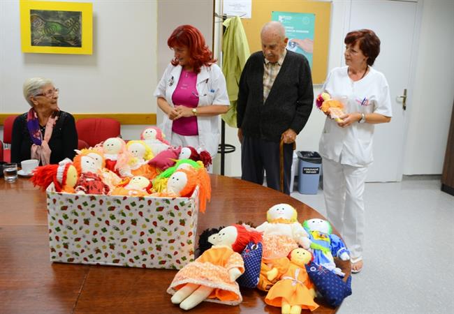 Stanovalci Doma pod gorco so izdelali punčke iz cunj. (foto: UKC Maribor)