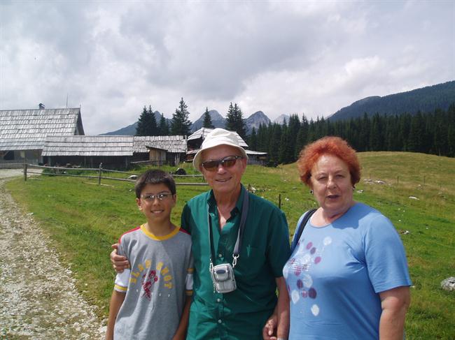 Z vnukom in s soprogo. (foto: osebni arhiv)