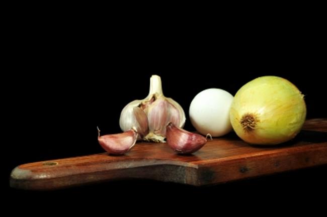 Naravni recepti večkrat vsebujejo tudi česen. (foto: FreeDigitalPhotos.net)