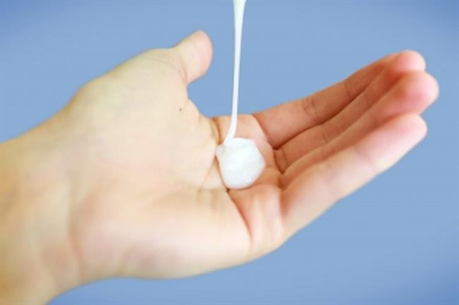 Med šampon zamešajte aspirin in prhljaj bo izginil. (foto: FreeDigitalPhotos.net)