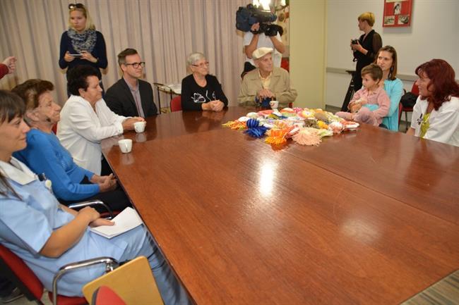 Stanovalci in direktor Doma pod gorco skupaj s predstojnico izr. prof. dr. Natašo Marčun Varda (skrajno desno) in strokovno vodjo zdravstvene nege Moniko Pevec, dipl. m.s.