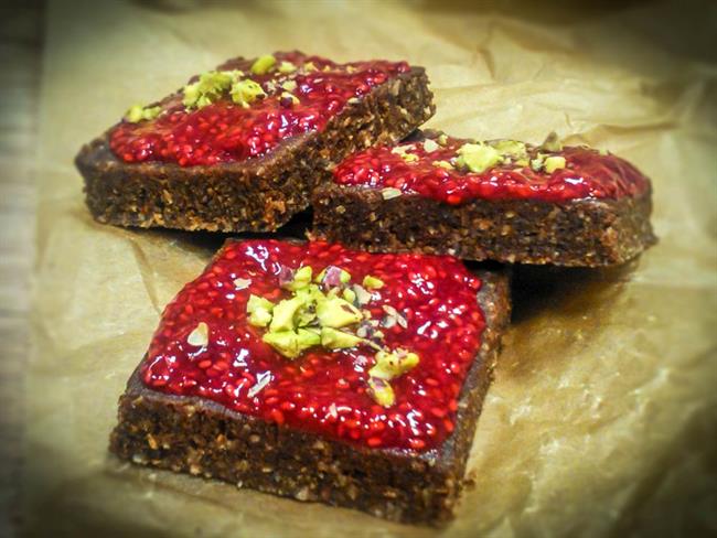 Presni čokoladni brownie s presno malinino marmelado. (foto: Tina Teršek)