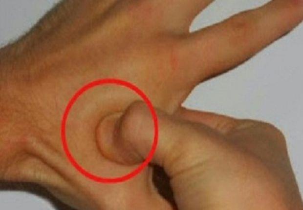 S pritiskom na določeno točko izgine bolečina. (foto: You Tube)