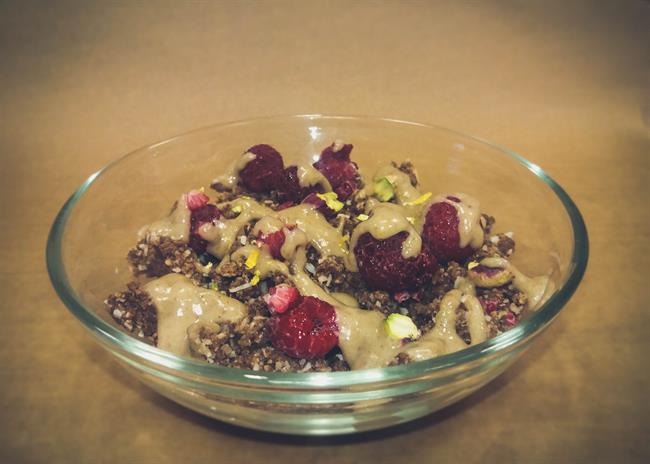 Veganski čokoladni drobljenec z malinami in karamelnim prelivom. (foto: Tina Teršek)