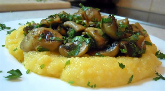 Polenta s praženimi šampinjoni (foto: OblizniPrste.si)