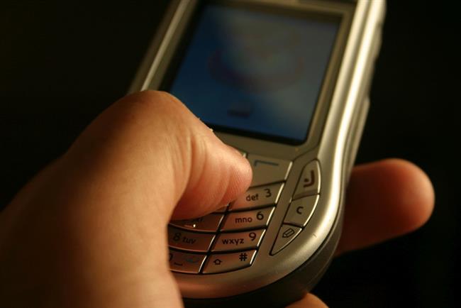 Ne uporabljajte mobilnega telefona med vožnjo. (foto: freeimages.com)