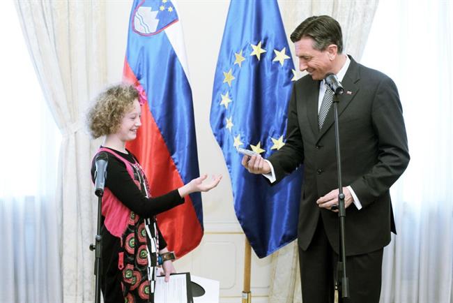 Predsednik je izročil Piki svoj stari telefon. (foto: STA/Daniel Novakovič)
