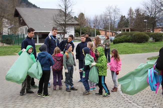 Kranjski taborniki v sodelovanju z Mestno občino Kranj že 15 let organizirajo čistilno akcijo. (foto: Ines Zabret)