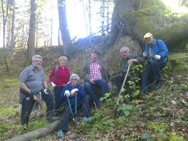 Seniorji so poskrbeli za bolj čisto naravo. (foto: A. Sonja Štraus)