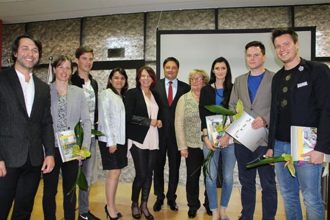 Župan Boštjan Trilar v družbi bivših dijakov programa ekonomskega izobraževanja. (foto: Ines Z.)