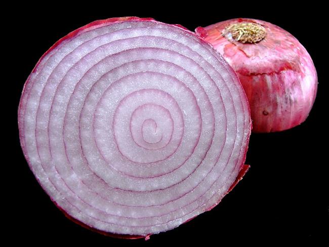 Rdeča čebula zdravi kašelj in krepi pljuča. (foto: freeimages.com)