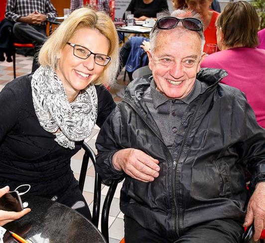 Edvard v družbi  Eve Jelnikar Mrak (vodje projekta Zlata mreža)