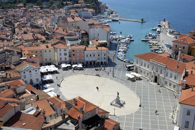 Tujci ostajajo navdušeni nad lepotami Pirana. (foto: občina Piran)