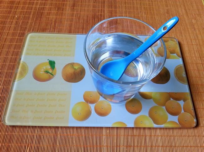 Pripravite si napitek s sodo bikarbono in razkisajte telo. (Foto: Oblizniprste.si)