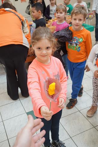 Medčloveški odnosi, kamor spada tudi uresničevanje medgeneracijske solidarnosti, so zelo pomembni.