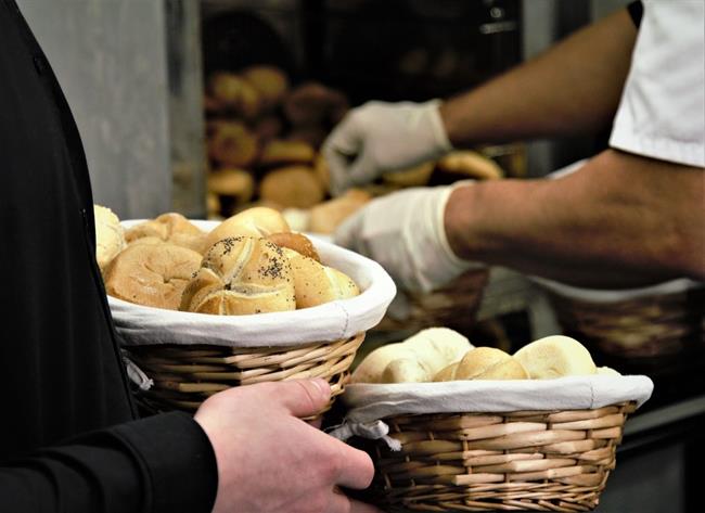 Zakonodaja pravi, da mora prodajalec maso (težo) embalaže, torej plastične posode, kadar se živilo tehta skupaj z njo (kot embalaža ne štejejo delikatesni papir, folija in vrečke), odšteti od skupne mase (teže). (foto: pexels.com)