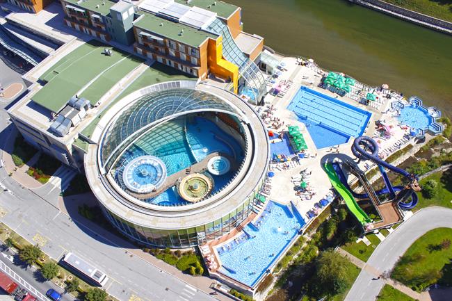 Kopanje pod edinstveno stekleno kupolo in wellness razvajanj polne počitnice so le del programa Revital. (foto: Thermana Laško)