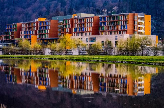 Majhno mestece Laško ob reki Savinji skriva pod svojim površjem zdravilne vrelce edinstvene termalne vode, ki lajša gibanje, pomaga pri okrevanju, razstruplja, sprošča in napolni z energijo. (foto: Thermana Laško)