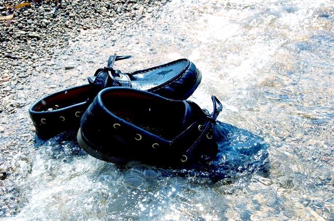 S preprostim trikom bodo vaši čevlji vodoodporni. (foto: pexels.com)