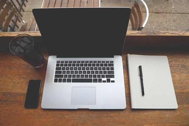 Tudi tipkovnico in mobilni telefon je potrebno redno čistiti. (foto: pexels.com)