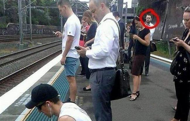Kaj je narobe z moškim na fotografiji?