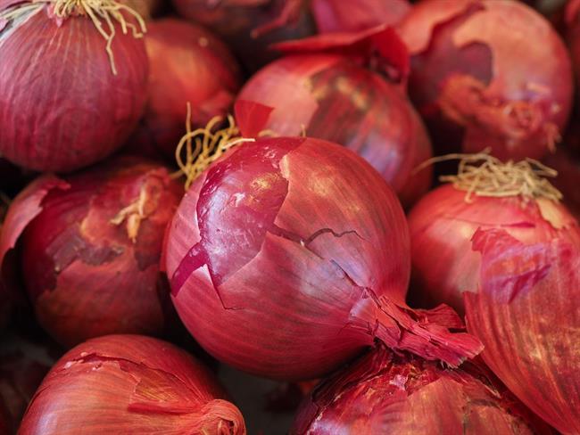 Olupki rdeče čebule so izredno zdravilni. (foto: pexels.com)