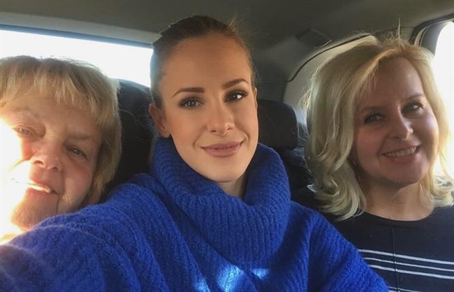 4 generacije. Moja mami Liana, jaz - moderna babi, hči Anja
                          in moj vnukec v njenem trebuščku. (foto: osebni arhiv)