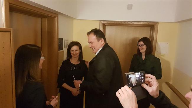 Župan Franc Zdolšek je v družbi članice uprave Mojce Leskovar in namestnice vodje oskrbe starejših v Thermani d. d. Irence Kovčan prerezal trak in uradno otvoril negovalno Oazo. 
