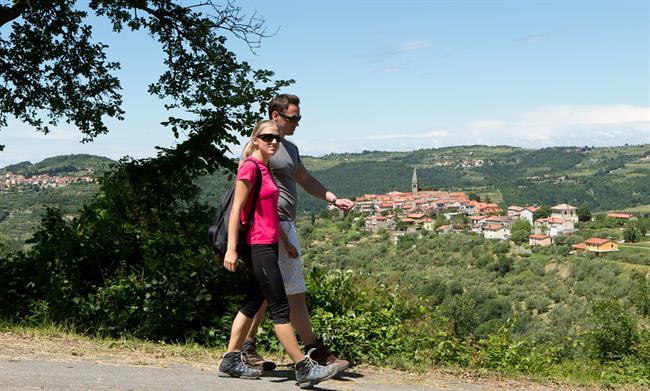 Pohodnika s Padno v ozadju (foto: Jaka Jeraša)