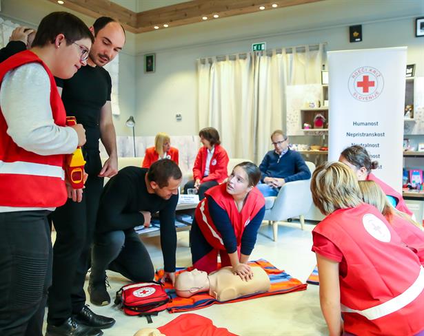 V več kot polovici primerov bodo ob srčnem zastoju prisotni očividci. 