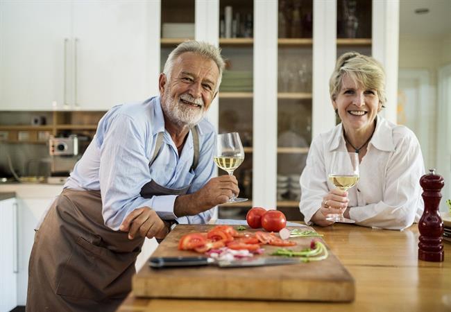 Alkohol vas ne bo zaščitil pred okužbo. (foto: freepik.com)