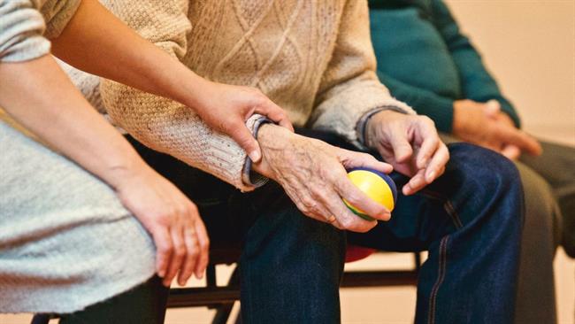 Med najbolj ogrožene spadajo ostareli v domovih za starejše. (foto: pexels.com)