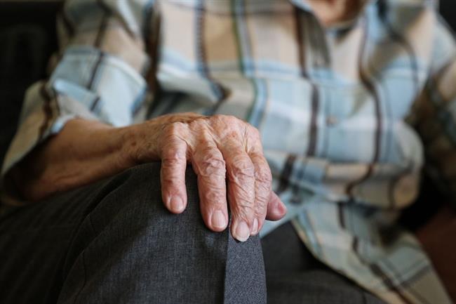 Domovi za starejše, ki so epidemijo pričakali povsem zasedeni in kadrovsko podhranjeni, so pri skrbi za preprečevanje in zajezitev širjenja virusa Sars-CoV-2 ostali prepuščeni sami sebi. (foto: pixabay.com)