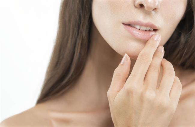Herpes lahko poskušate odpraviti z domačimi nasveti. (foto: freepik.com)